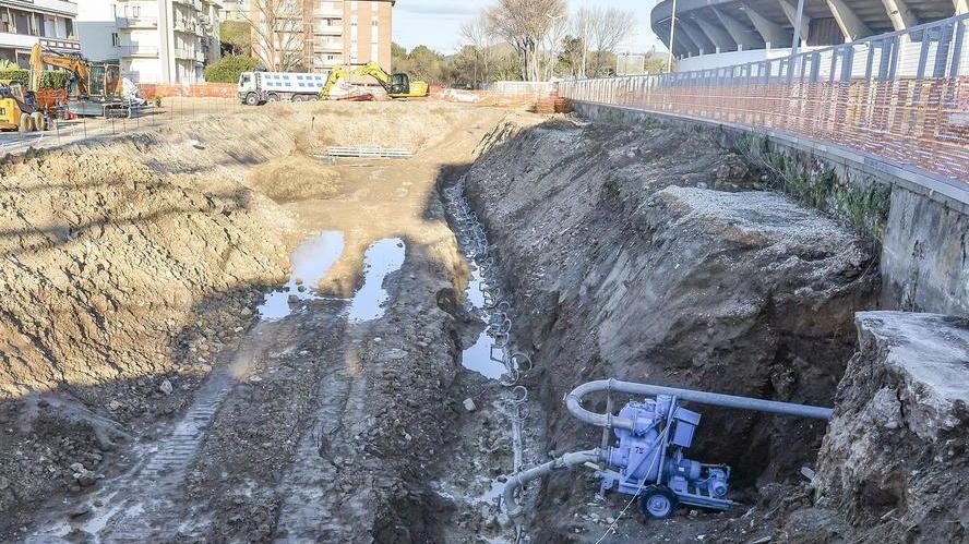 I lavori nella zona dello stadio: sulla destra della fotografia si nota la curva dell’Armando Picchi