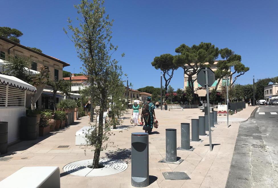 La nuova piazza piace ai turisti «Bella ma manca un po’ di verde» 