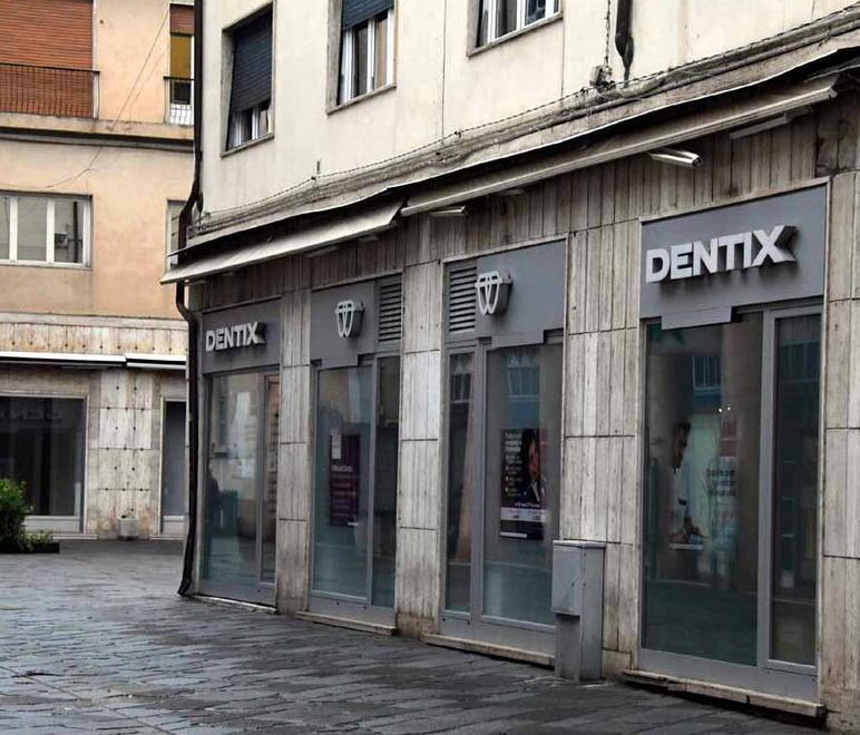 La sede Dentix chiusa a Massa