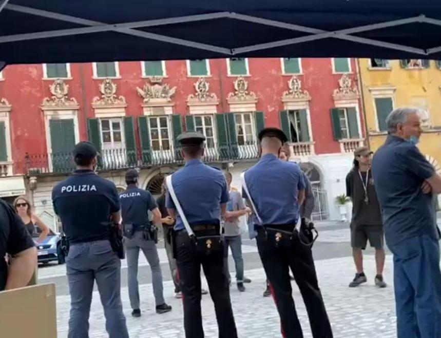 Tensione a Carrara, tentano di aggredire i militanti al gazebo della Lega 