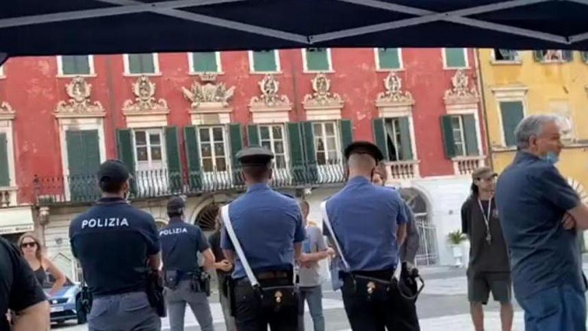Tensione a Carrara, tentano di aggredire i militanti al gazebo della Lega