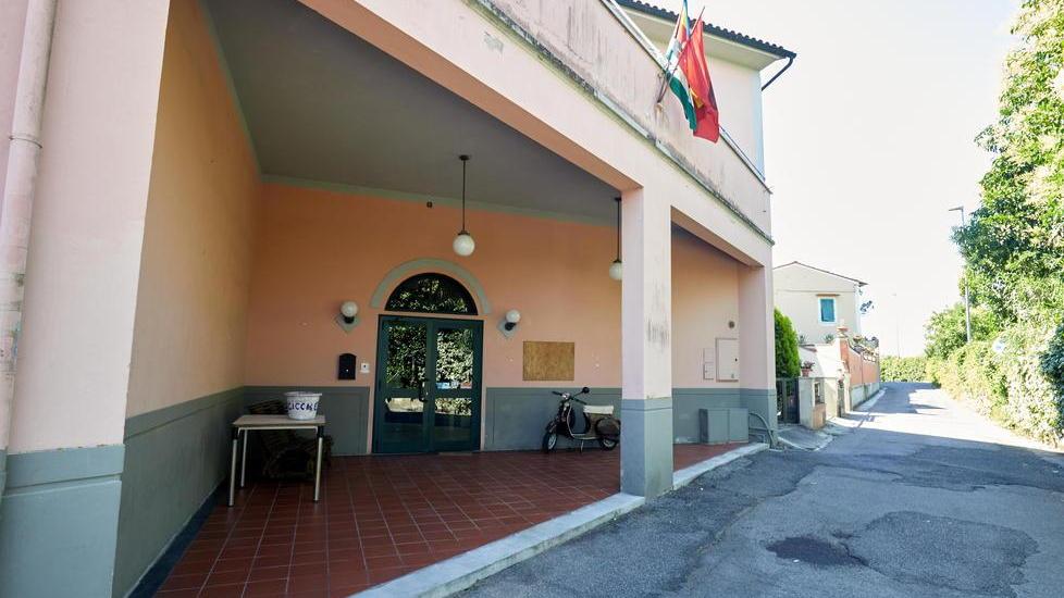 Il Pci contro il circolo: «Ridateci la bandiera rossa che avete arrotolato»