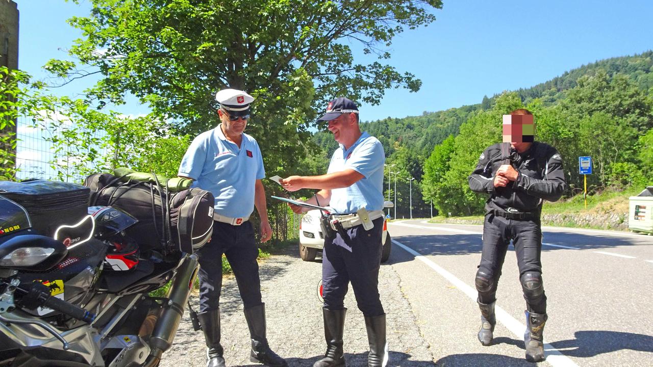 Controlli sulla Porrettana in una immagine d'archivio