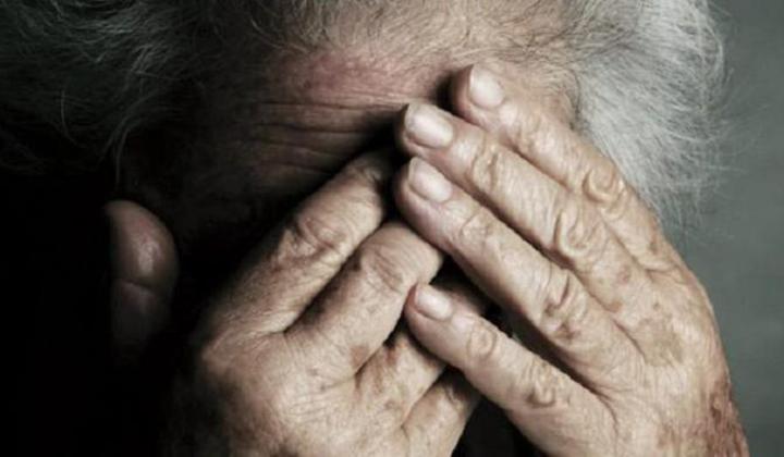 Denuncia la sorella e la fa arrestare per le botte alla madre 