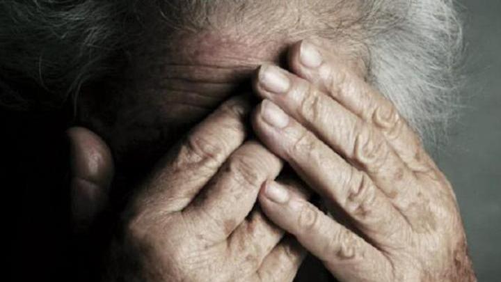 Denuncia la sorella e la fa arrestare per le botte alla madre