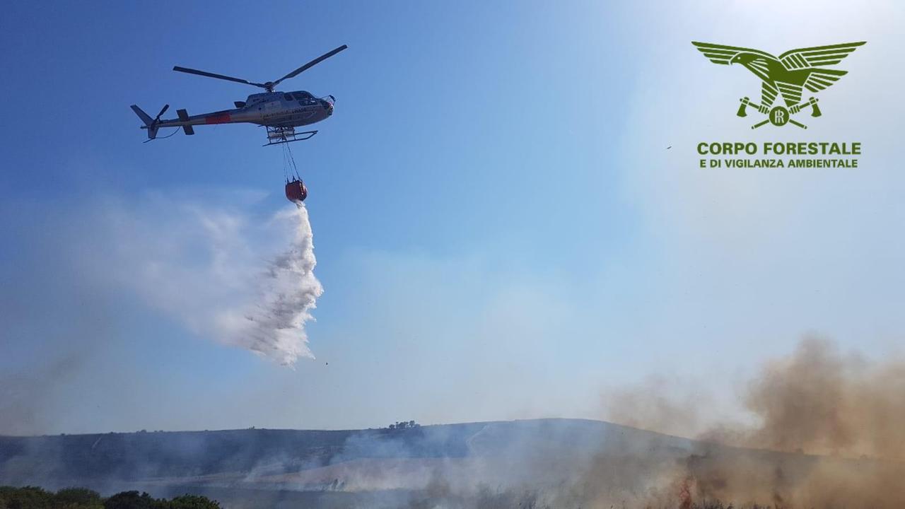 Incendio a Talana, interviene l'elicottero 
