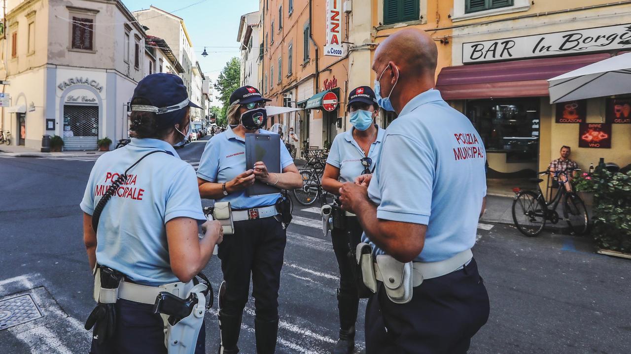 Agenti della polizia municipale di Livorno impegnati in un servizio sulle strade della città (Foto di Dario Marzi)