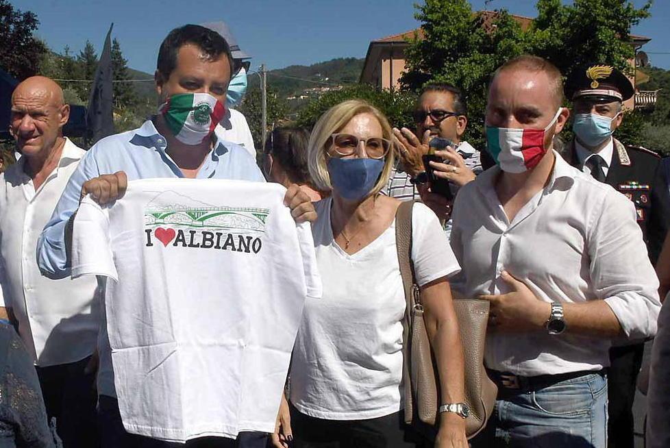 Matteo Salvini mostra la t-shirt "I love Albiano"