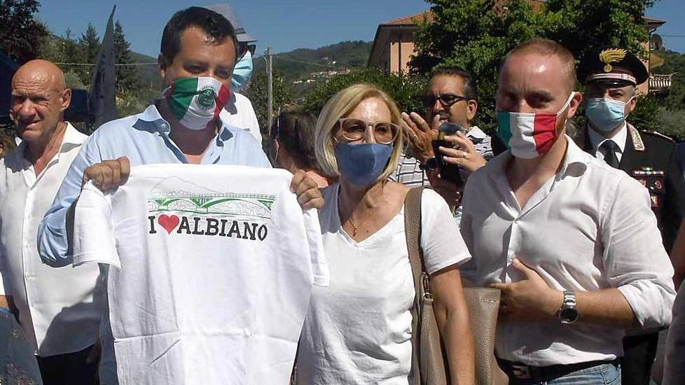 Matteo Salvini mostra la t-shirt "I love Albiano"