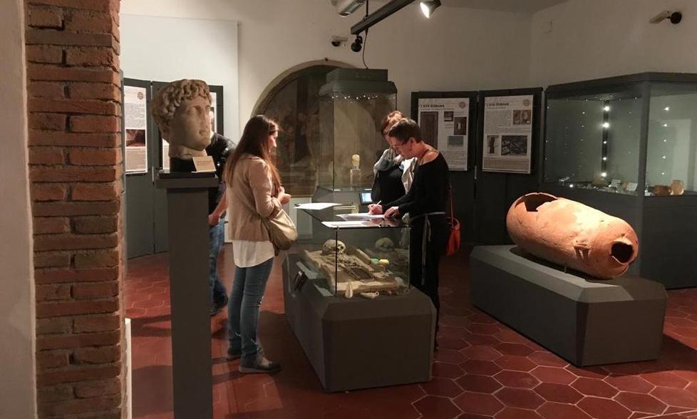 Una sala espositiva del Museo archeologico di Cecina