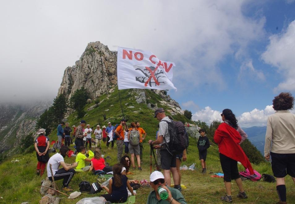 La protesta dei No Cav sulle Apuane, al Pizzo d'Uccello