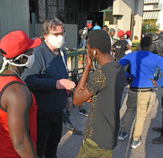 Don Biancalani (con la mascherina) a colloquio con alcuni migranti ospitati a Vicofaro