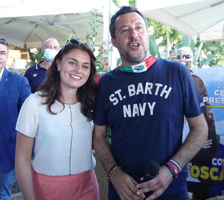 Salvini-show in piazza al Forte prima di cenare al bagno di Bocelli 
