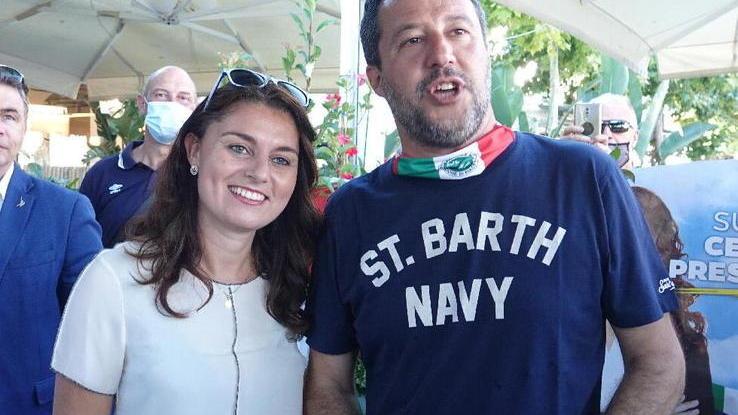 Salvini-show in piazza al Forte prima di cenare al bagno di Bocelli