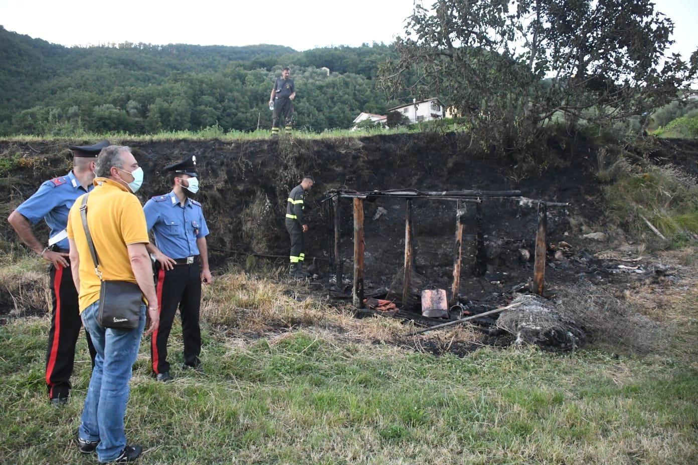 Brucia le sterpaglie nel campo, muore carbonizzato 