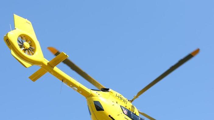 Anziana investita dal fuoco mentre accende un braciere
