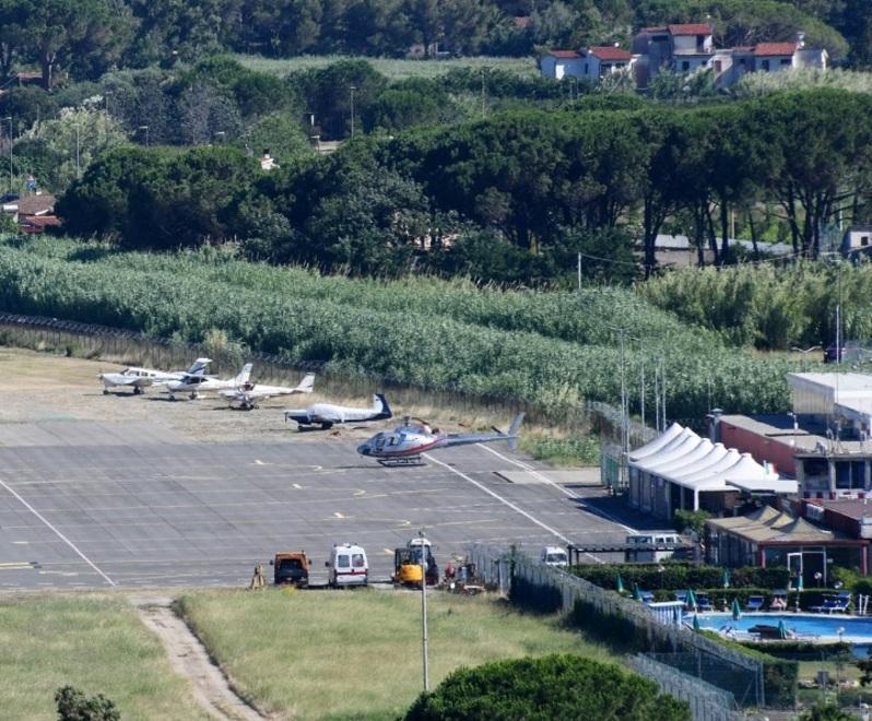 La manovra sbagliata e il velivolo va fuori pista