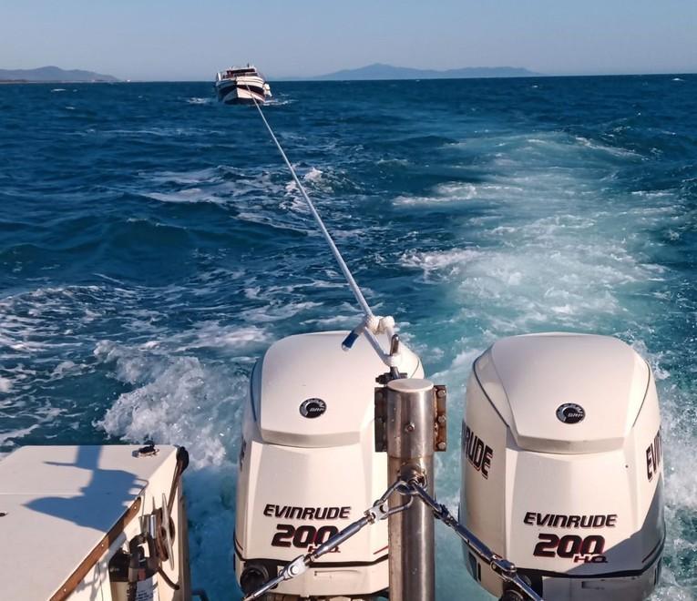 Avaria e vento: i motoscafi si spiaggiano, 8 persone soccorse a Bocca d’Ombrone 