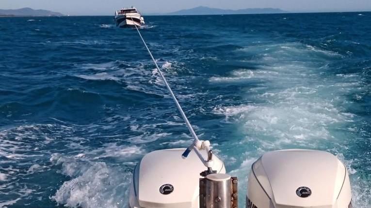 Avaria e vento: i motoscafi si spiaggiano, 8 persone soccorse a Bocca d’Ombrone