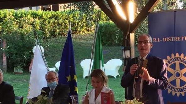 Il saluto di Barsotti da numero 1 del Rotary, il collare passa all’agronoma Paola Spinelli