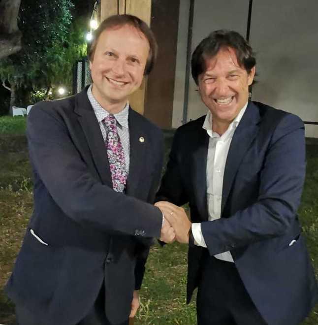Marco Giusti passa la Campana del Lions Porto Mediceo al notaio Gianluigi De Paola