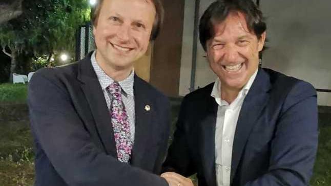 Marco Giusti passa la Campana del Lions Porto Mediceo al notaio Gianluigi De Paola