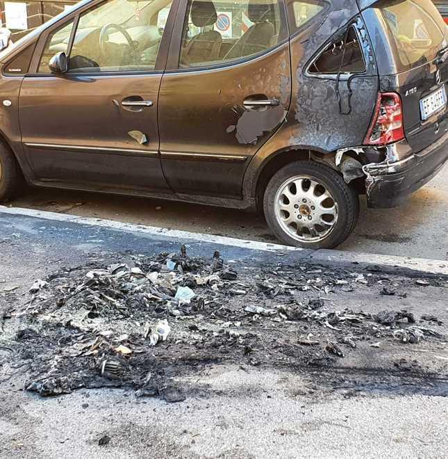 Auto a fuoco nella notte Indaga la scientifica