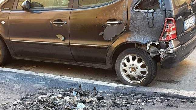 Auto a fuoco nella notte Indaga la scientifica