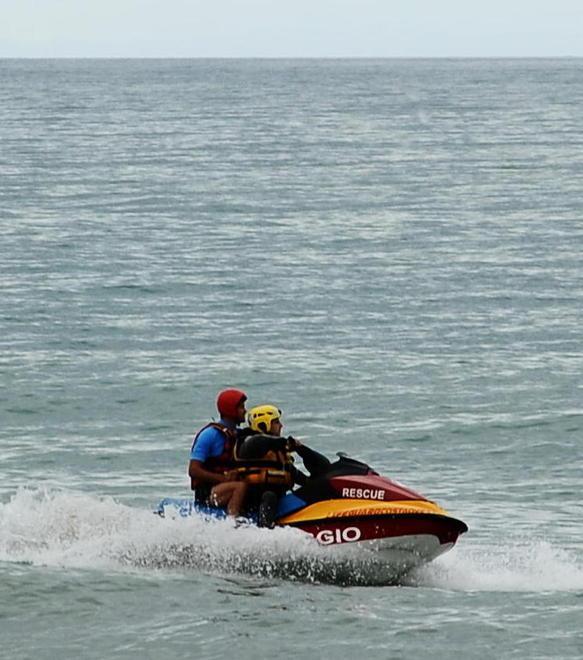 In 5 nella barca in panne trainati via dai bagnini
