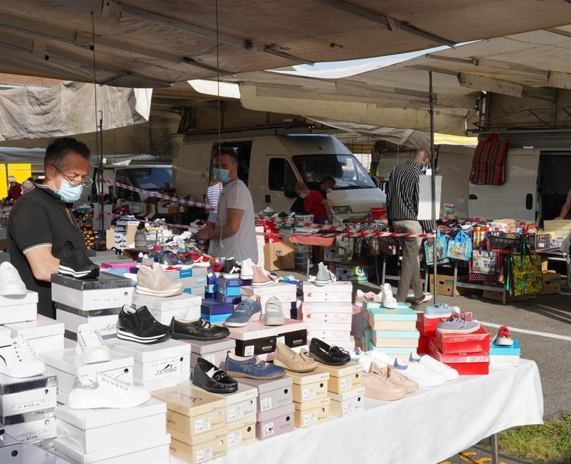 Stop a termoscanner e ingressi contingentati da oggi al mercato 