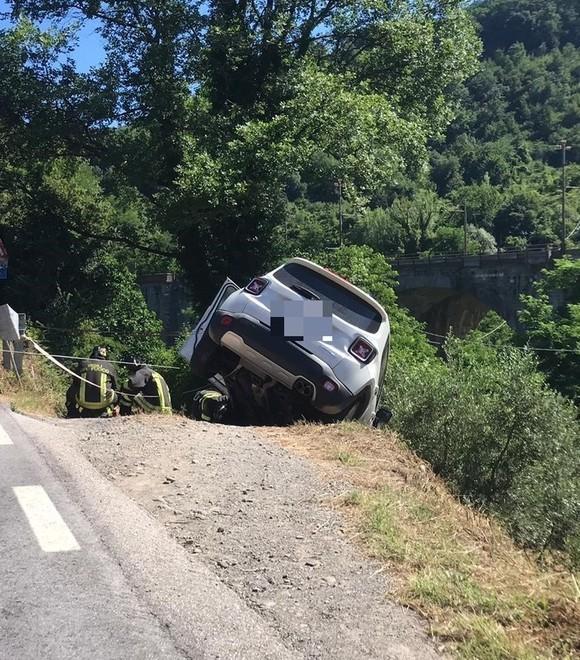 Auto in bilico sul burrone
