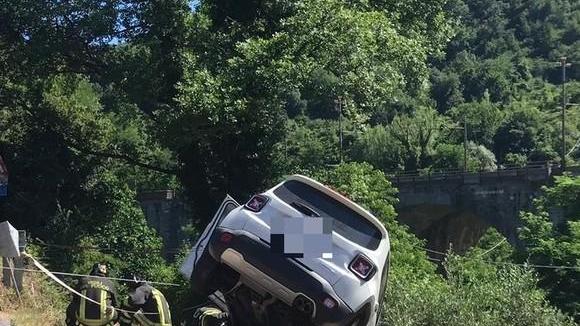 Auto in bilico sul burrone