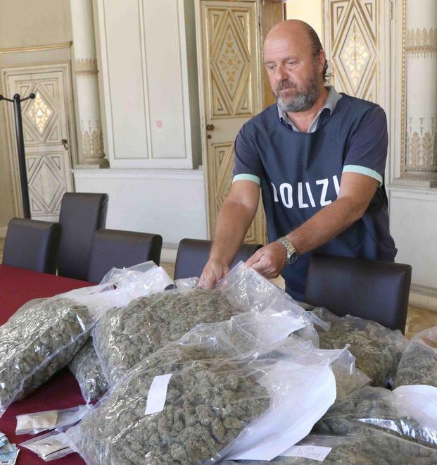 Bloccati con la droga Ora è caccia ai vertici della organizzazione 