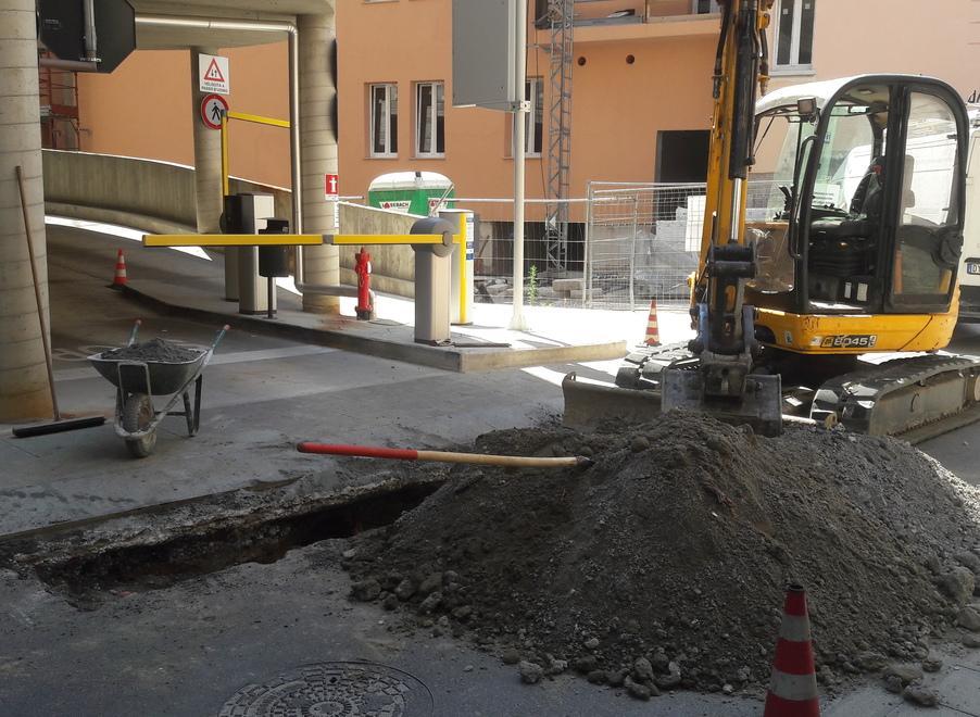 Lavori per guasto Enel Sbancata la strada e disagi al parcheggio