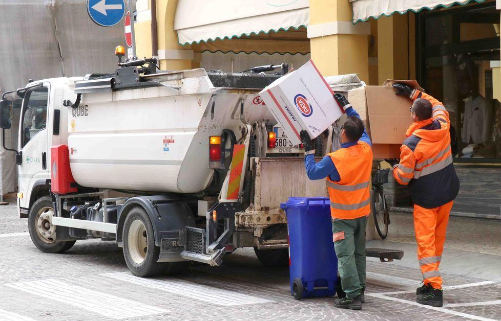 Cento dà il via al progetto per potenziare la raccolta rifiuti 