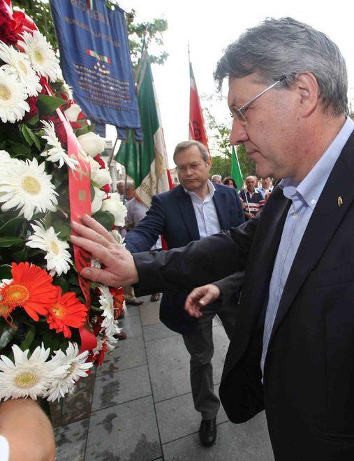 L’omaggio ai caduti e la cerimonia in piazza 