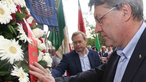 L’omaggio ai caduti e la cerimonia in piazza