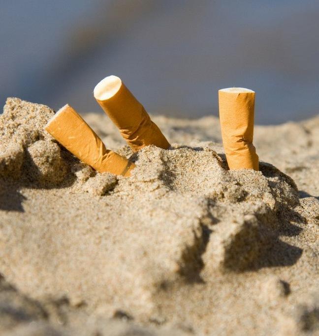 No a fumo e plastica in spiaggia