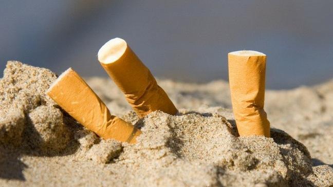 No a fumo e plastica in spiaggia