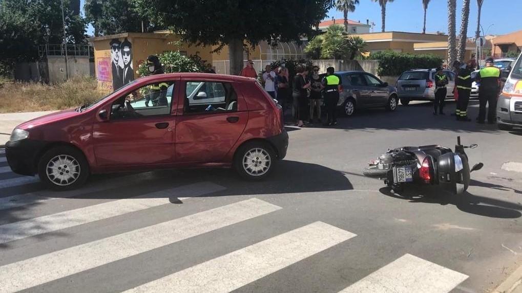 Alghero, un ferito nello scontro all’incrocio tra auto e scooter 