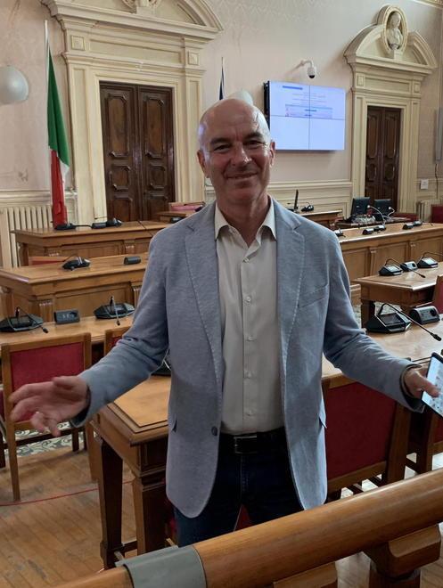 Salvetti sorride: è quinto tra i sindaci più graditi d’Italia: «Sto fra la gente» 