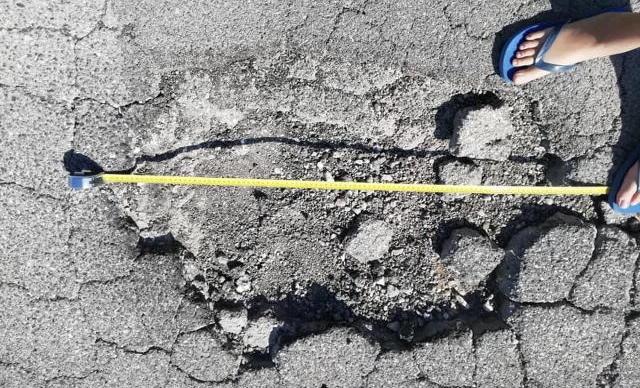 Vada, una buca le danneggia l’auto: «Dovete segnalare le strade rovinate!» 