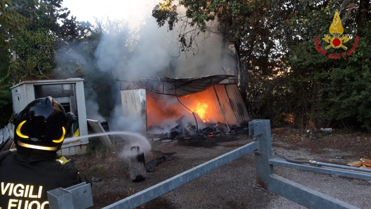 Una baracca in fiamme a Grignano