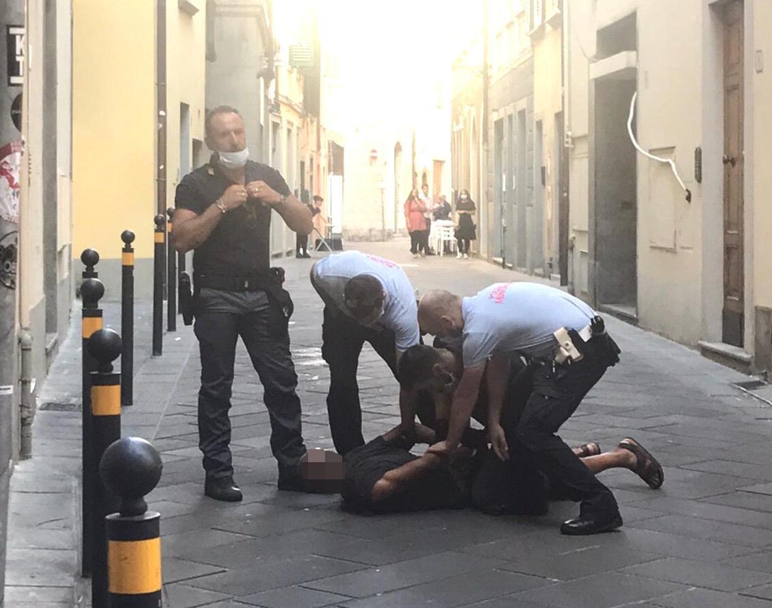 Polizia e vigili urbani bloccano a terra l'esagitato (foto Batavia)