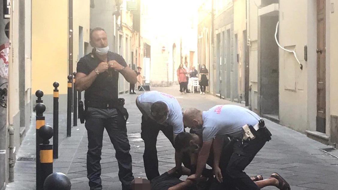 Polizia e vigili urbani bloccano a terra l'esagitato (foto Batavia)