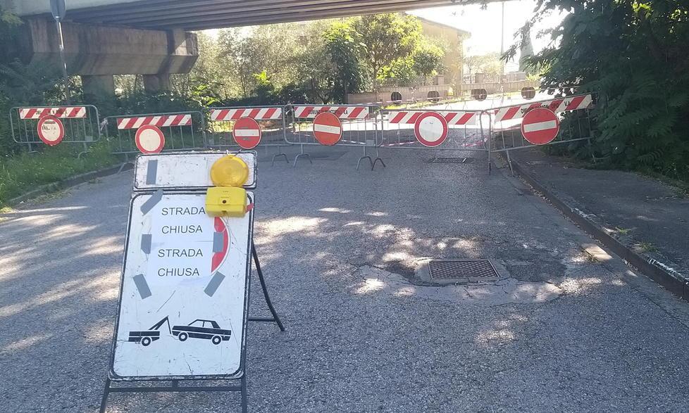 Cadono pezzi di cemento dal viadotto: strada chiusa sia ai veicoli che ai pedoni 