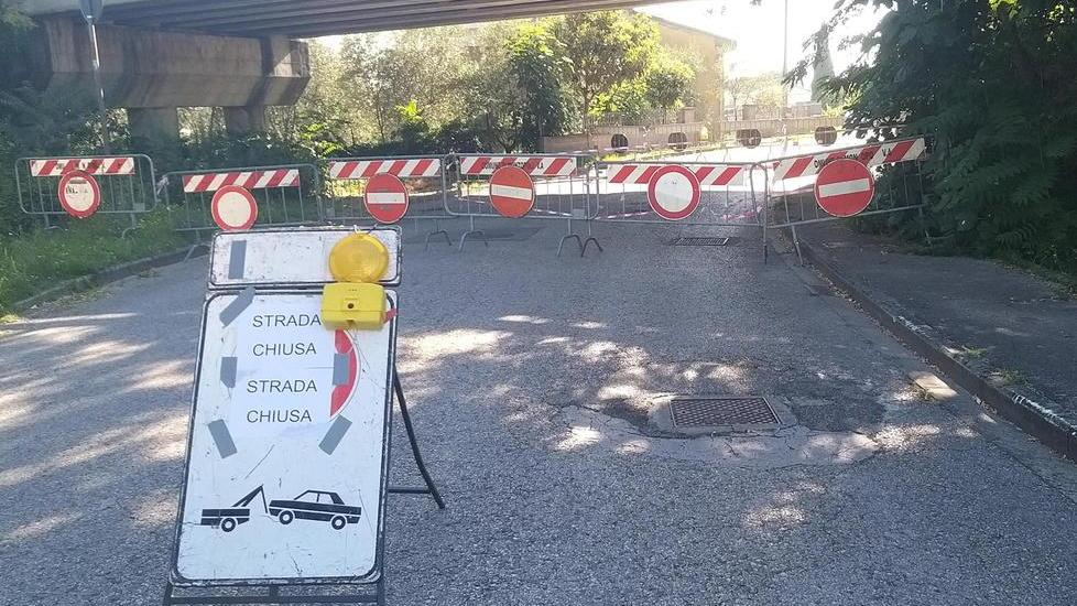 Cadono pezzi di cemento dal viadotto: strada chiusa sia ai veicoli che ai pedoni