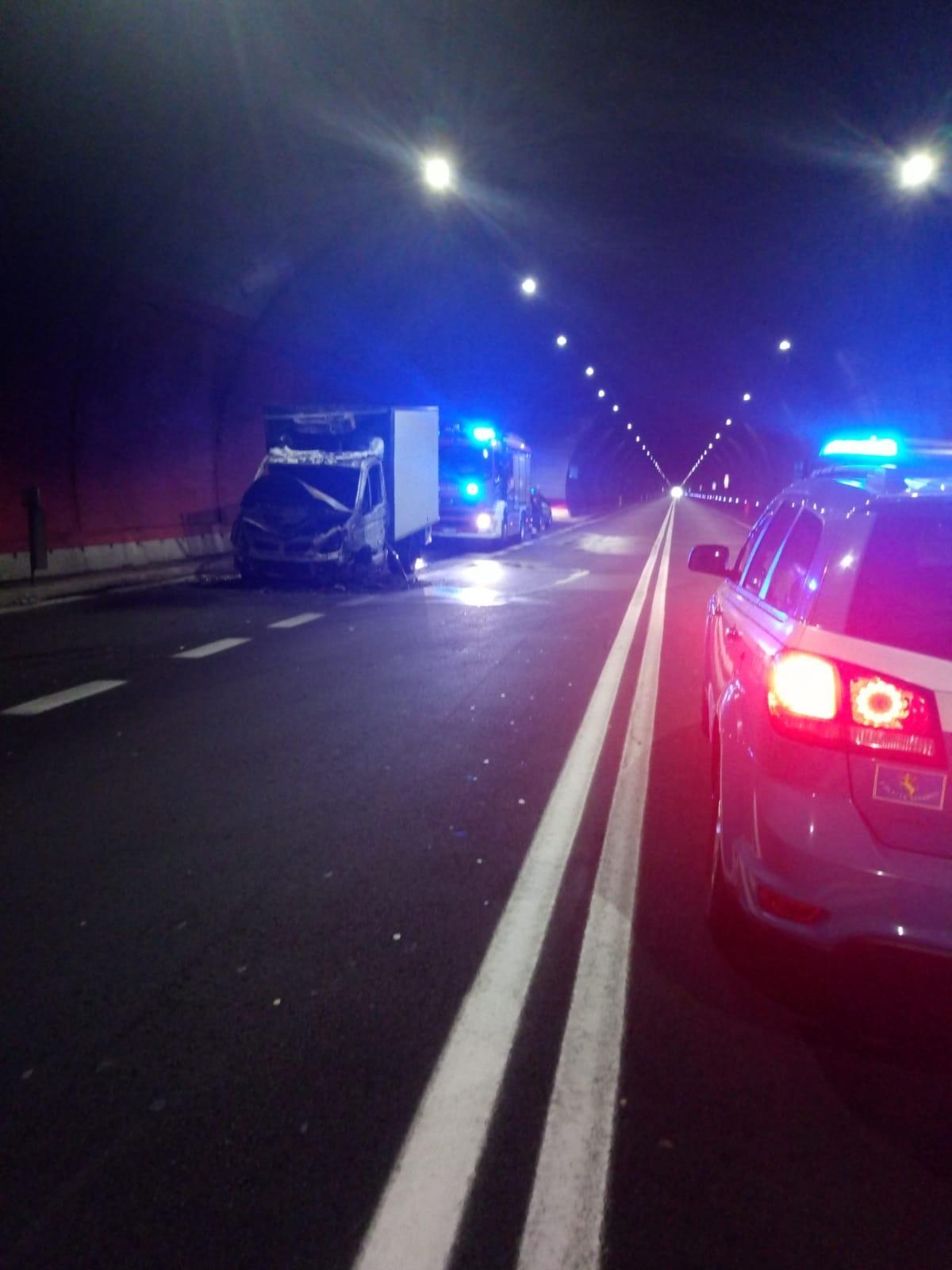Disagi sulla nuova 125: a fuoco un furgone in galleria 