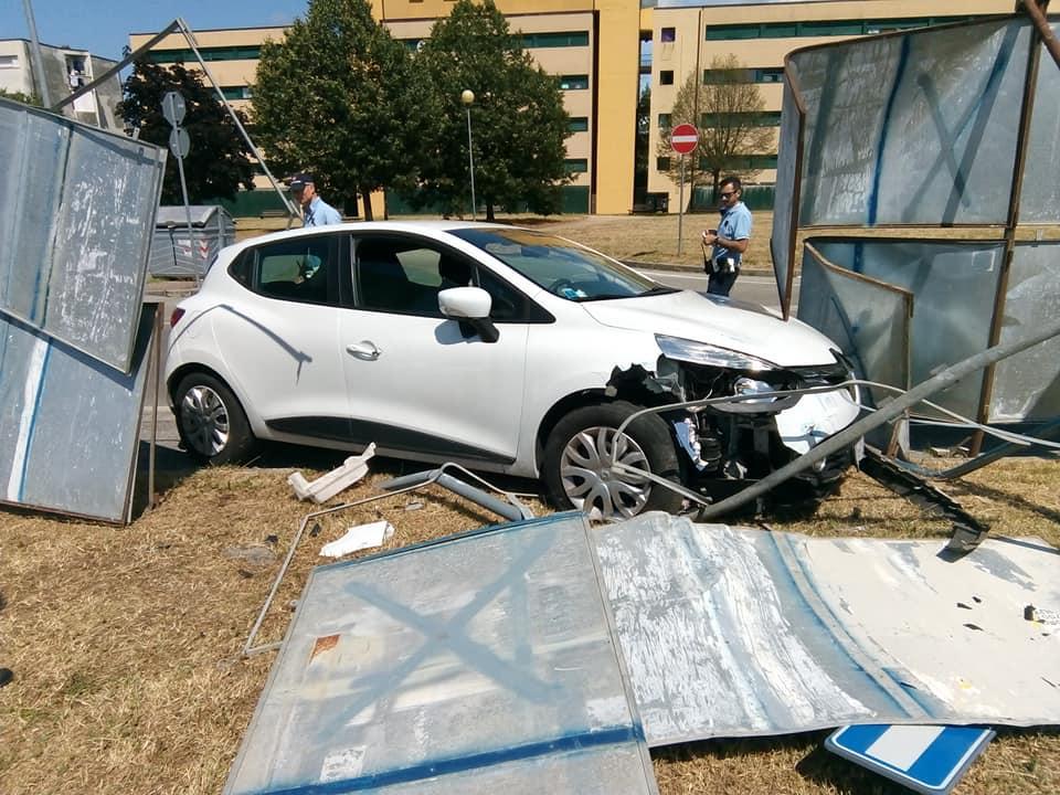 I vigili urbani mentre fanno i rilievi ai danni provocati dall'auto in via Capitini