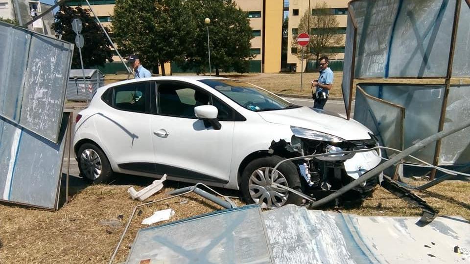 I vigili urbani mentre fanno i rilievi ai danni provocati dall'auto in via Capitini